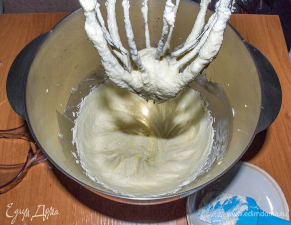 Добавить яйцо и продолжать взбивать до увеличения массы в несколько раз и полного растворения сахара. Масса должна стать пышной, белой и однородной.
Муку необходимо просеять и соединить с разрыхлителем, солью и ванилином. Можно вместо ванилина добавить ванильную эссенцию. Так же можно добавить немного алкоголя или ароматизатора. 
Далее в массу нужно добавить муку и быстро замесить тесто. Муки может потребоваться как больше, так и меньше. Консистенция теста должна быть, как у мягкого пластилина. Тесто не должно липнуть к рукам, но и не должно быть слишком упругим, иначе изделие получится более плотным, затянутым и невкусным.