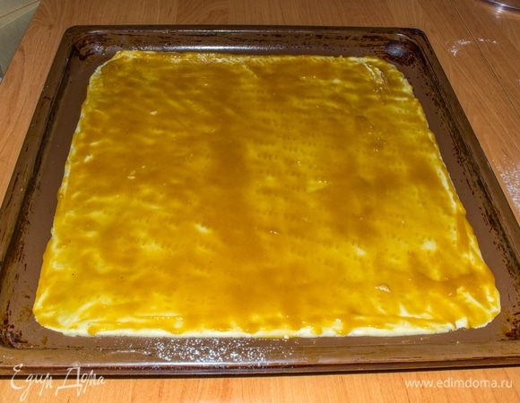 В джем добавить пару ложек муки, размешать до однородного состояния и нанести ровным слоем на пласт пирога.