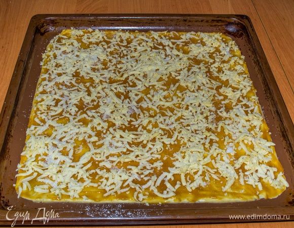 Достать замороженный кусок теста, натереть его на терке и нанести ровным слоем на пирог. Присыпать сахаром. Можно добавить орехи, ягоды.