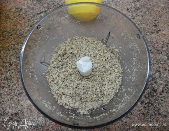 Миндаль мелко измельчить.