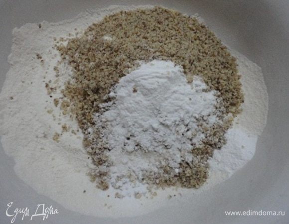 Соединить с мукой, разрыхлителем и щепоткой соли.