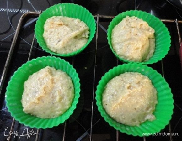 Яично-масляную смесь соединить с сухими ингредиентами, перемешать и разложить в формочки. Выпекать при температуре 180°С 20 минут.