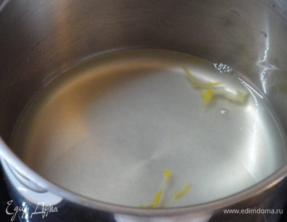 Пока кексы выпекаются, приготовим сироп для пропитки. Для этого воду с сахаром довести до кипения, снять с плиты и смешать с соком 1 лимона — 1/4 стакана. 