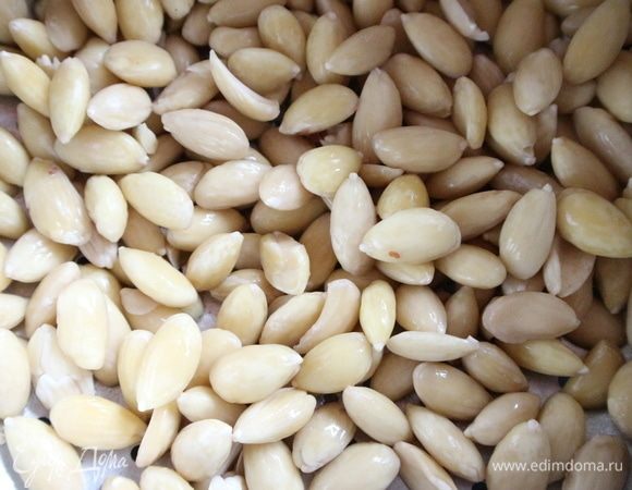 Миндаль поместить в кипяток на 5–7 минут, очистить от шелухи.