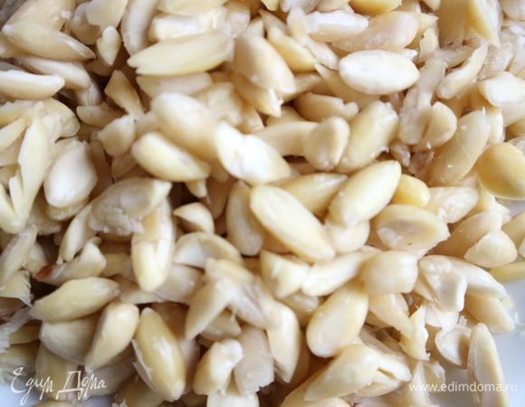 Нарезать на пластины. Положить тонким слоем на доску, чтобы миндаль обсох.