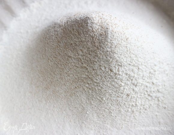 Готовим тесто. Муку просеять, добавить сухие компоненты: сухие дрожжи, сахарный песок, ванильный сахар, соль. Перемешать.