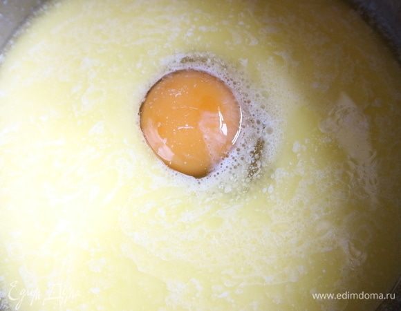 Сливочное масло растопить, снять с огня сотейник с маслом, добавить молоко, сливки (смесь должна быть слегка теплой), добавить яйцо, перемешать. Сливки (100 г) можно заменить на такое же количество молока.
