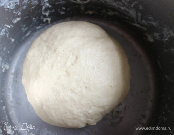 Добавить смесь к муке, перемешать ручным миксером с насадкой крюк, сначала на минимальной скорости, затем скорость увеличить, перемешивать приблизительно 5 минут. Придать тесту округлую форму. Закрыть полотенцем, оставить в теплом месте, пока тесто значительно не увеличится в объеме. У меня на это ушло 1,5 часа.