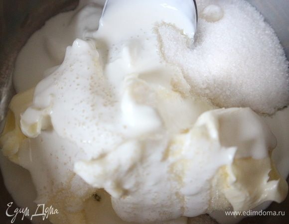 Верхний слой. Растопить в сотейнике на небольшом огне сливочное масло, добавив сахарный песок, ванильный сахар, сливки. Во время процесса смесь периодически помешивать.