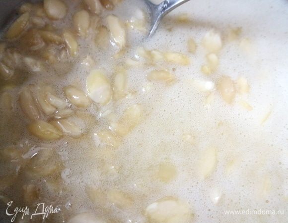 Подмешать миндаль. Довести до кипения, снять с огня, остудить. 