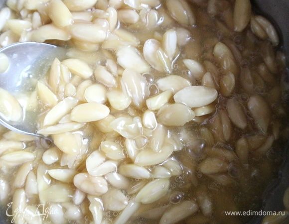 Так выглядит смесь с миндалем после остывания.