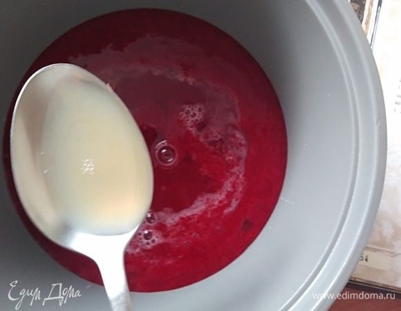Перетереть ягоды через сито, жмых нам не понадобится. Должно быть 240 мл пюре. Если у вас вышло меньше, добавьте воды или сок из размороженных ягод. Влить лимонный сок и довести массу до кипения.