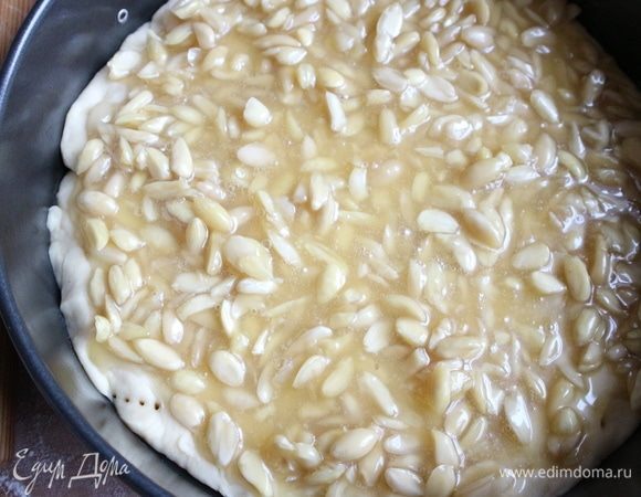 Выложить смесь с орехами равномерно на тесто в форме. Дать постоять тесту с верхним слоем минут 10 в форме, затем поместить в разогретую духовку на 25–30 минут. 