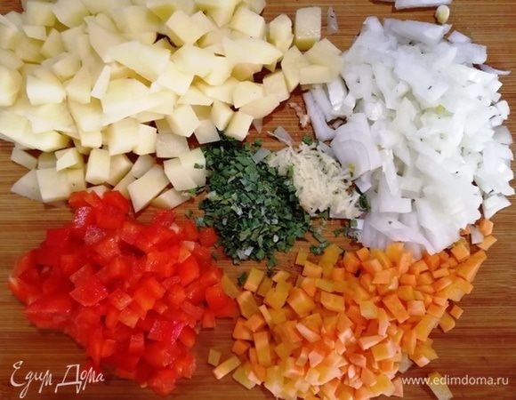 Нарежьте картофель, лук, морковь, перец болгарский (кожицу я всегда снимаю), чеснок натрите на терке.