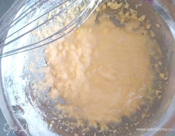 Взбить яйца, сахар, щепотку соли и крахмал. Можно добавить ложечку ванильного экстракта, если имеется. Не прекращая взбивать, влить горячее пюре из ягод.