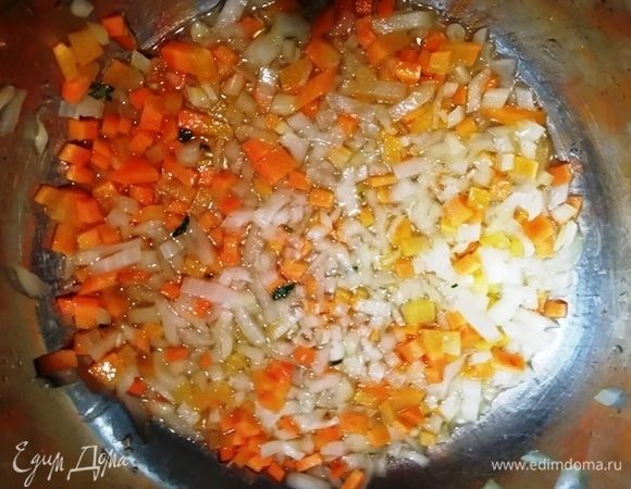Так как у меня тунец в оливковом масле, я на этом масле пассеровала морковь и лук в течение 5 минут.