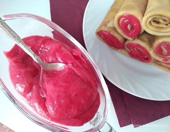 Если собираетесь хранить в холодильнике (не более 2 недель), перелейте крем в чистую, сухую баночку с плотной крышкой. Или перелейте в вазочку и подавайте с блинчиками, как я.