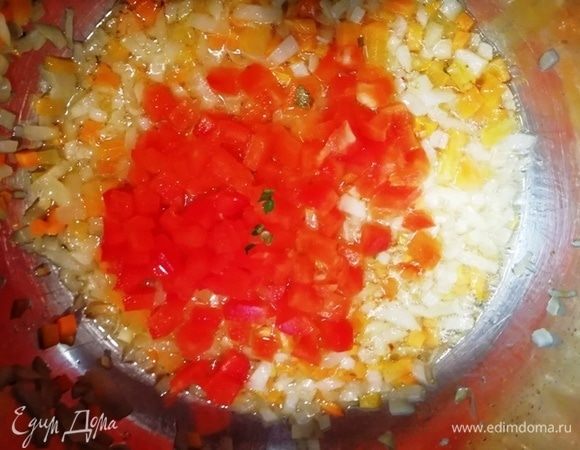 Добавляем болгарский перец и пассеруем еще 5 минут.