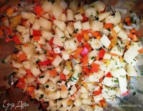 Добавляем картофель, чеснок, сушеный лук.