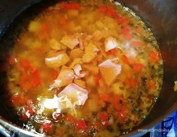 Добавляем тунец и варим все вместе 5 минут.