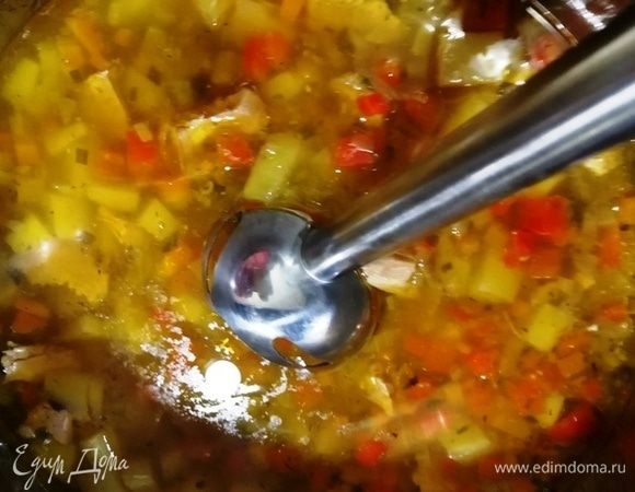 Суп готов, осталось его пюрировать блендером. 