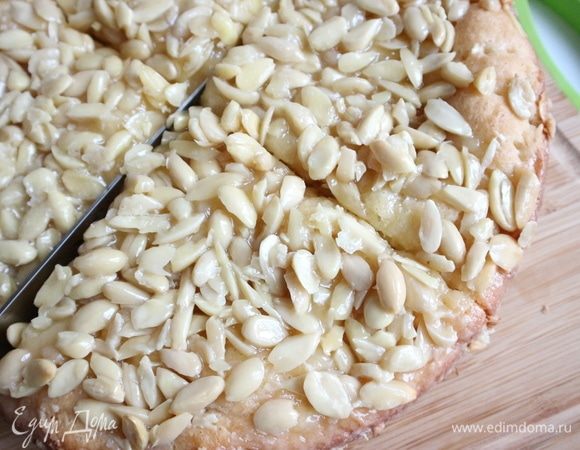 Вынуть пирог из духовки, дать остыть. Разрезать на четыре части через центр. 