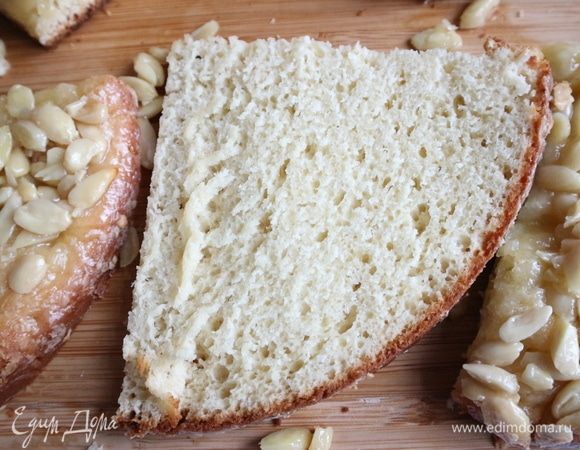 Затем каждый кусок порезать по горизонтальной плоскости. На блюдо положить нижние пластины.