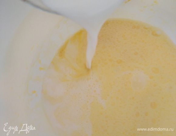 Блинчики можно приготовить по вашему любимому рецепту. Я больше люблю тоненькие, а этот вариант поплотнее, так любит моя семья. Взбить яйца с ванильным сахаром и солью до пышной массы. Влить молоко и перемешать.