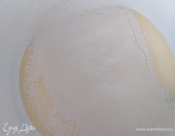 Всыпать просеянную муку и взбить, чтобы не было комочков. Поставить кипятить воду.