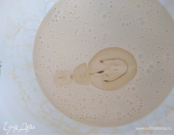 Продолжая взбивать влить кипяток в тесто и размешать. Добавить масло, размешать и оставить на 10 минут отдохнуть. Тесто получается средней густоты, примерно, как питьевой йогурт.