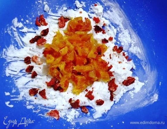 Рикотту смешайте с сахарной пудрой. Курагу ТМ «Семушка» промойте, замочите в кипятке на несколько минут и произвольно нарежьте. Добавьте сушеную клубнику и перемешайте начинку.