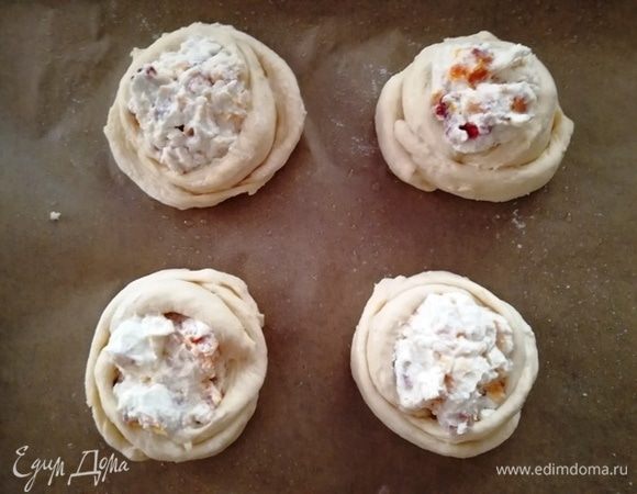 Переносим булочки на противень и даем расстояться 15 минут. Перед выпечкой я смазала булочки смесью яйца и сахарной пудры для румяного цвета.