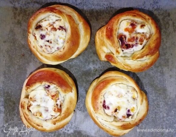 Выпекаем булочки в духовке, разогретой до 180°С в течение 20–25 минут. Немного остужаем, посыпаем сахарной пудрой и украшаем сушеной клубникой.