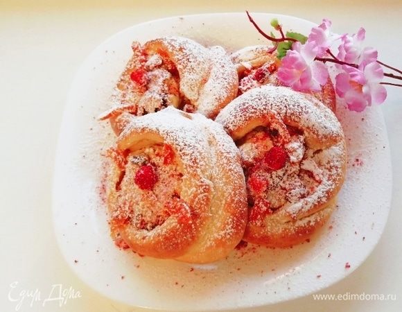 Подаем к столу и наслаждаемся вкусом и ароматом булочек-ватрушек. Приятного аппетита!