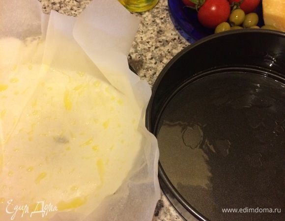 Формы для фокаччи хорошо смазать маслом.