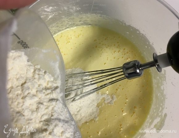 Всыпаем муку, смешанную с солью и содой.