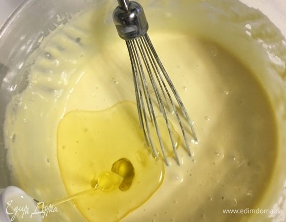 Вливаем растительное масло.