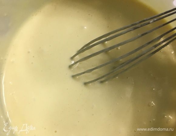 Каждый раз все тщательно пробиваем миксером, чтобы не было комочков. В итоге получаем густое и нежное тесто, похожее больше на тесто для оладьев.