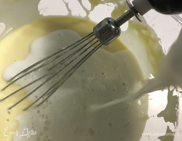 Пока занимаемся тестом, поставим молоко на огонь и доведем до кипения. Затем тонкой струйкой, не прекращая взбивать тесто, вливаем в него горячее молоко. Завариваем его таким образом. Убедимся, что комочков нет и оставим тесто отдыхать минут 30–40 при комнатной температуре. Пока тесто отдыхает, займемся приготовлением крема для мороженого.