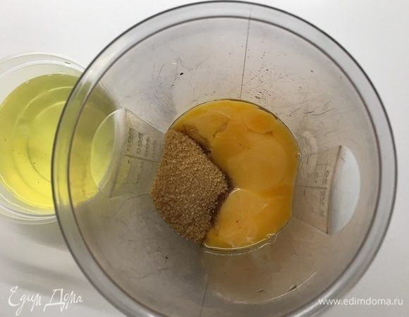 Сперва отделим желтки от белков. Белки нам не потребуются. Одновременно молоко и сливки соединим и поставим на огонь. Их необходимо довести до кипения, то есть, до первых пузырьков, но не кипятить!