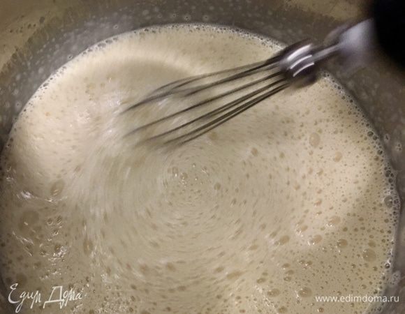 Я добавила к яйцам 3 половника молока со сливками, а затем вернула эту смесь к остальному молоку в кастрюльку и поставила вновь на огонь. Не прекращая работать венчиков, необходимо довести теперь уже молочно-яично-сливочную смесь до закипания. Как только венчик начнет оставлять за собой следы, и вы почувствуете загустение крема, а венчик —легкое сопротивление, все — крем готов! Снимаем с огня, но продолжаем еще взбивать пару-тройку минут, чтобы не дать крему свернуться. Кастрюлька ведь еще горячая! Затем надо охладить крем. Я просто вынесла на балкон, у нас очень холодно сейчас, и за пару часов мое будущее мороженое из горячей смеси дошло до комнатной температуры.