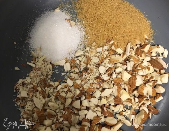 Пока крем остывает, блинное тесто настаивается, приготовим пралине для мороженого. Миндаль я просто крупно порубила ножом и на сковороде соединила с двумя видами сахара.