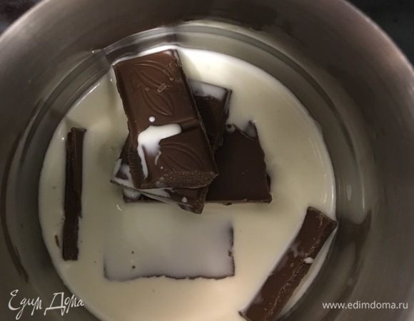 Шоколад поломать на кусочки, соединить со сливками и поставить на огонь топиться. Добавить растворимый кофе хорошего качества.