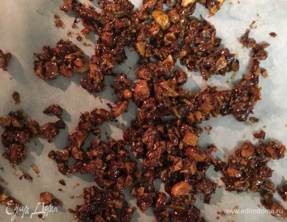 Сахар растаял на сковороде, превратившись в карамель, лопаточкой соединим карамель с орешками. Подержим несколько минут на огне, чтобы все орешки были у нас в карамели, и снимем с огня на бумагу для выпечки остывать. Как только все остынет, необходимо просто руками поломать на мелкие кусочки и соединить с растопившимся шоколадом. Вот и получится у нас шоколадное пралине.