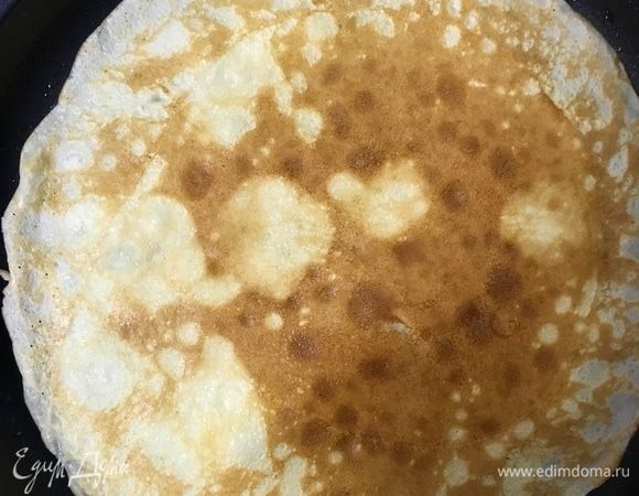 Пока мы занимались приготовлением мороженого, тесто блинное отдохнуло. Раскаляем сковороду, смазываем ее растительным маслом и начинаем печь блины. 