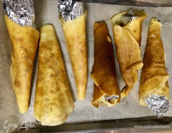 Когда блины готовы, делаем рожки. Если у вас есть металлические конусы — это отлично. У меня таковых пока нет. Поэтому я соорудила из фольги самодельные конусы, обернула аккуратненько блинчик вокруг каждого и отправила в разогретую духовку до 180°С минут на 20. Надо следить по своей духовке. Можно сушить и при 150°С, но дольше. Периодически я блинчики проверяла, чтобы не сгорели, но подсохли в нужной мне форме