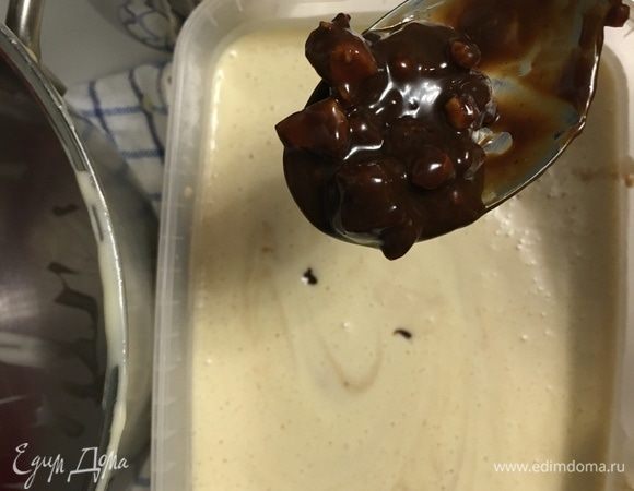 Остывший крем для мороженого взбить минут пять миксером. Затем добавить в него готовое шоколадное пралине и перемешать, распределяя шоколадные орешки равномерно внутри. Затем отправить в морозилку для застывания, не забывая каждые 30–40 минут перемешивать венчиком.