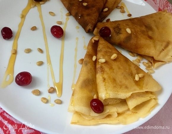 Конечно, вчера вечером мороженое мы не дегустировали, а вот блинчики пошли на ура, вот в таком виде с медом, кедровыми орешками и ягодками брусники. Вкусно очень! Надеюсь, отдельно рецепт блинчиков вам понравился.