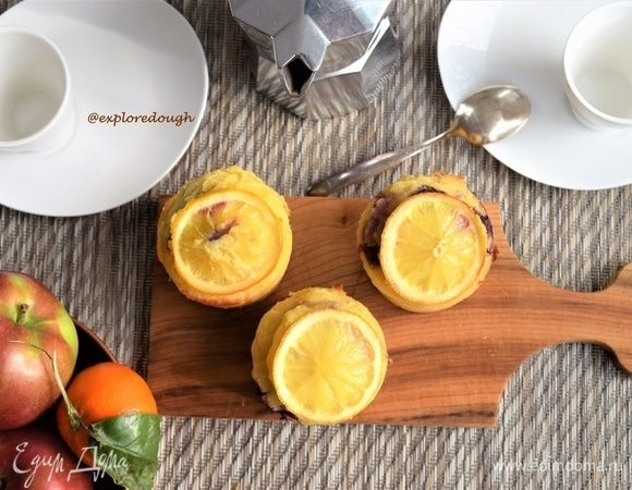 Готово! К столу! Обращаю ваше внимание, что маффины лишь слегка сладкие. Для любителей послаще советую добавить сахар в тесто или положить варенья (можно с йогуртом) на готовый разрезанный кексик.