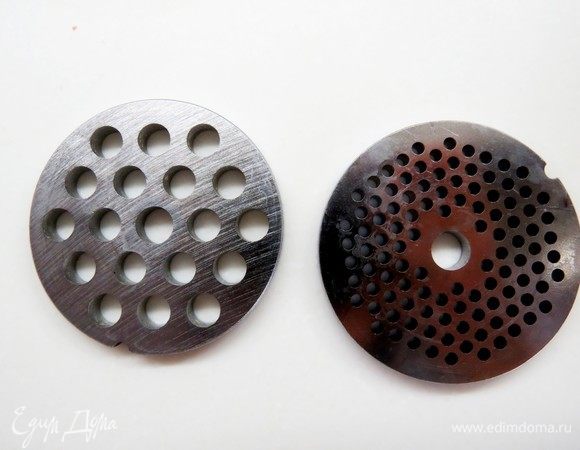 Для приготовления ветчины я пользуюсь двумя насадками от своей мясорубки.
Красное мясо курицы нарезать небольшими кусочками, либо пропустить через насадку с крупными отверстиями. Белое мясо (грудка) с кожей и бедрышки 2 раза прокрутить в мясорубке, через насадку с самыми мелкими отверстиями.